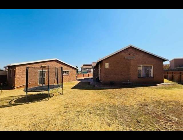 3 BEDROOM HOUSE FOR SALE IN LENASIA SOUTH